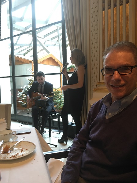 peninsula-breakfast-floorshow